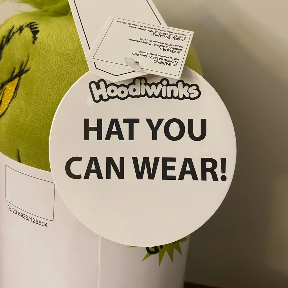 NWT- The Grinch Dr. Seuss Cozy Hat & Throw Wrap Set